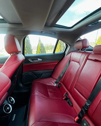 Alfa Romeo Giulia cena 84500 przebieg: 74500, rok produkcji 2017 z Warszawa małe 497
